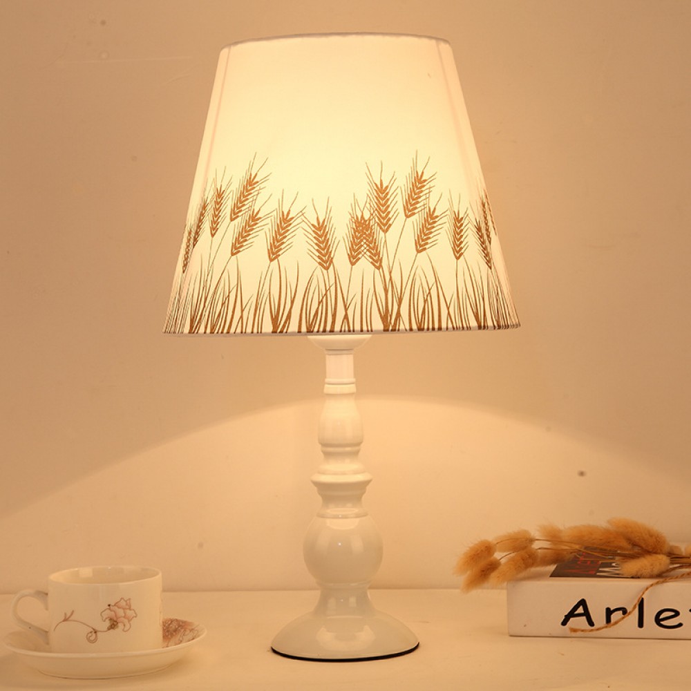 Modern minimalist table lamp bedroom bedside lamp northern European-style princess wedding wedding room girl decoration home lamp